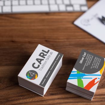 Visitenkarten auf einem Holztisch