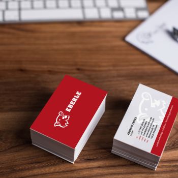 Visitenkarten auf einem Holztisch