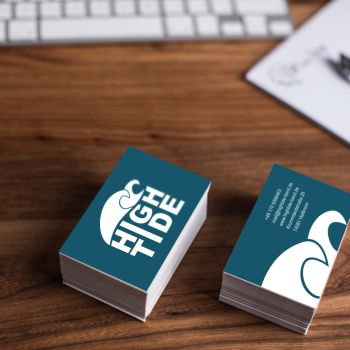 Visitenkarten auf einem Holztisch