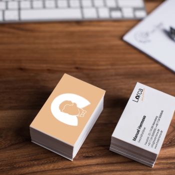 Visitenkarten auf einem Holztisch