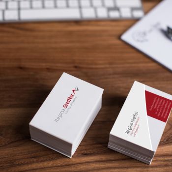 Visitenkarten auf einem Holztisch