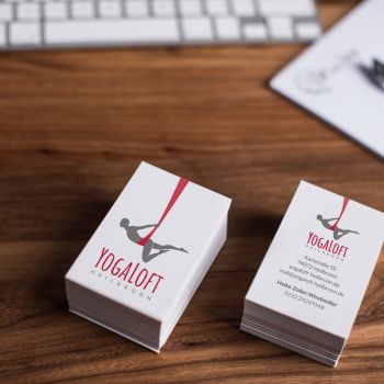 Visitenkarten auf einem Holztisch