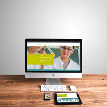 Auf dem Bild sieht man ein Bildschirm so wie ein Tablet und ein Handy.